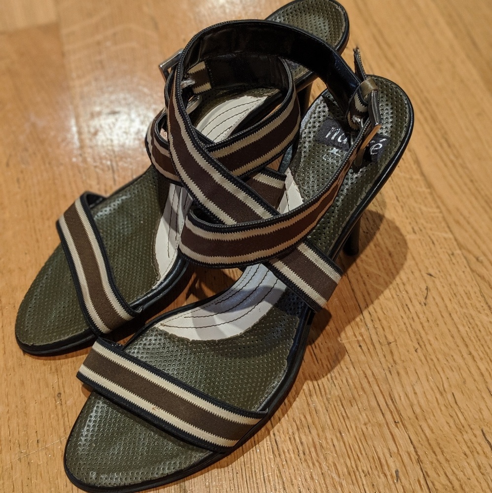 Fashionable sandals military green